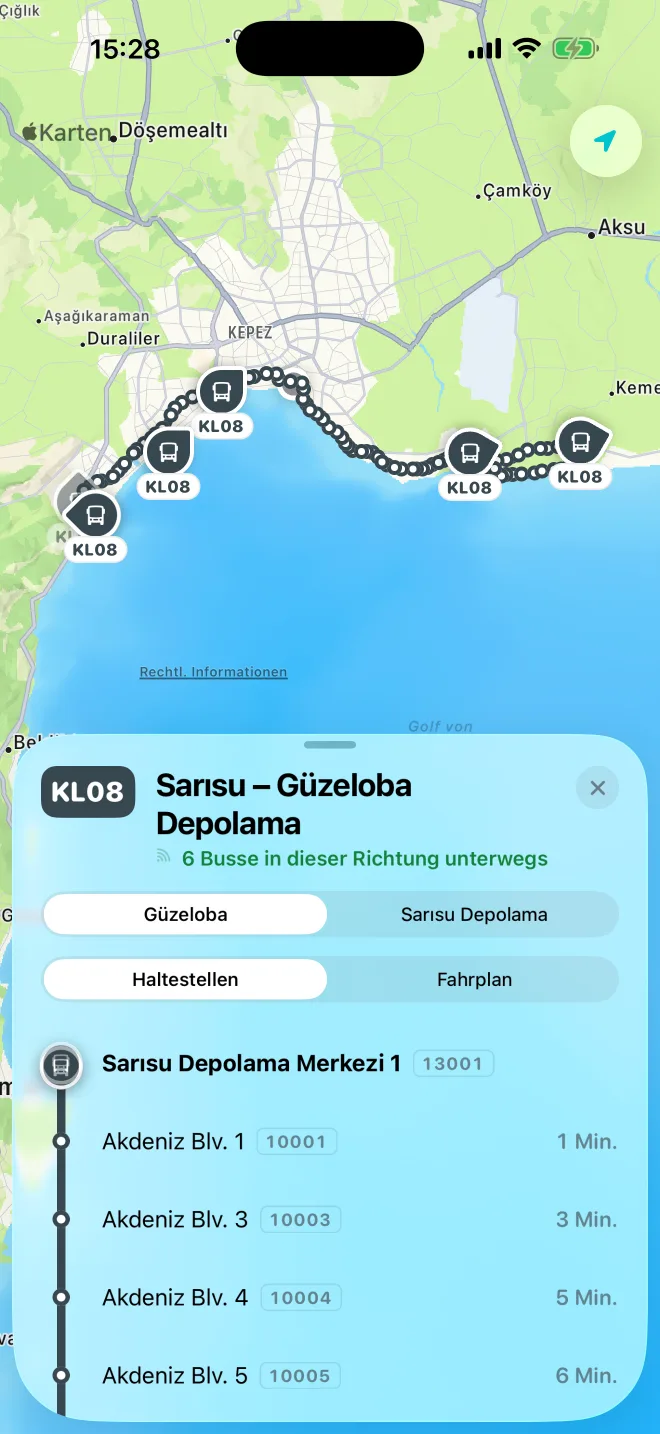 Die Linie KL08 in der Varda-App: Live-Busse entlang des Strands von Konyaaltı auf der Karte und die Liste der Haltestellen.