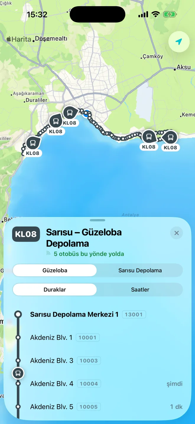 Varda uygulamasında KL08 hattı: haritada Konyaaltı sahili boyunca canlı otobüsler ve durak listesi.